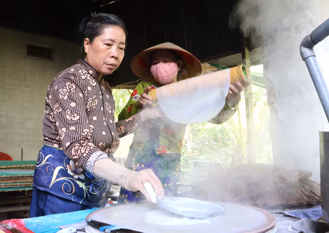 Công việc tráng bánh thuê mang lại thu nhập khá cho nhiều phụ nữ tại địa phương. Ảnh: Lê Thúy Hằng/TTXVN