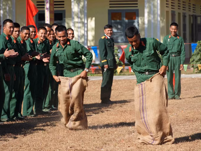 Các chiến sĩ trẻ tại Trung đoàn pháo binh 4 tham gia các trò chơi dân gian ngày Tết.