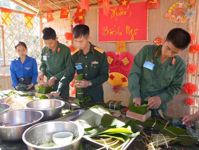 Cán bộ, chiến sĩ Trung đoàn bộ binh 28, Sư đoàn 10 tham gia Hội thi gói bánh chưng.