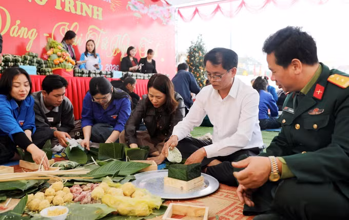 Cùng nhau gói bánh chưng Tết là hoạt động ý nghĩa để chính quyền và nhân dân xã Thiệu Tiến gìn giữ nét đẹp truyền thống mỗi độ Tết đến, Xuân về. Ảnh: Việt Hoàng/TTXVN