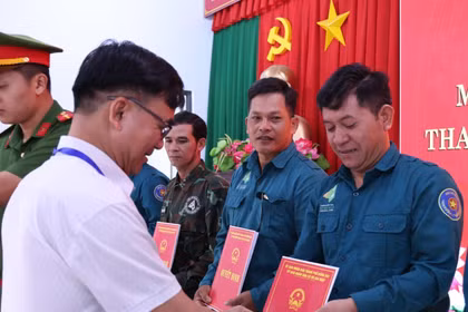 'Cộng đồng nhận khoán bảo vệ rừng tham gia bảo đảm an ninh, trật tự tuyến biên giới'