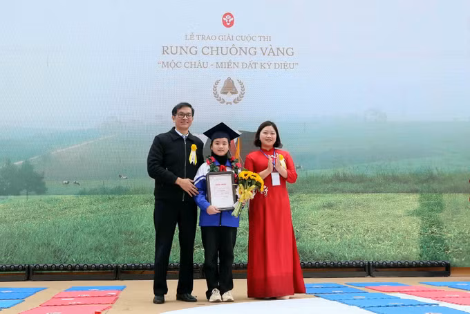Trao giải Nhất cuộc thi “Rung chuông vàng: Mộc Châu - miền đất diệu kỳ”.