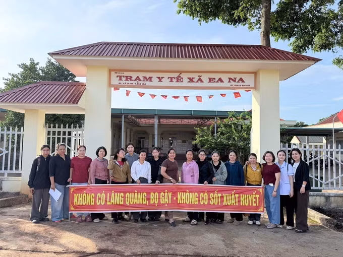Trạm Y tế xã Ea Na (tỉnh Đắk Lắk) triển khai chiến dịch vệ sinh môi trường, loại bỏ lăng quăng, bọ gậy phòng, chống sốt xuất huyết. Ảnh: CTV/TTXVN phát