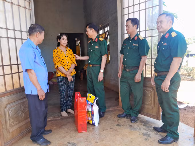 Lãnh đạo Đoàn Kinh tế - Quốc phòng 778 tham và tặng quà Tết cho người dân tại Tiểu khu 119.