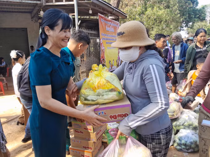 Lãnh đạo xã Phú Nghĩa tặng quà Tết cho người dân tại Tiểu khu 119.