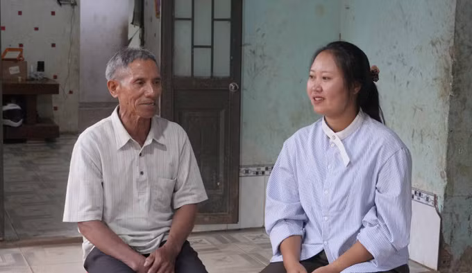 Chị Y Dứa (sinh năm 2000), Trưởng thôn Đăk BLái, xã Dục Nông đến học hỏi kinh nghiệm từ già làng Đăk BLái.