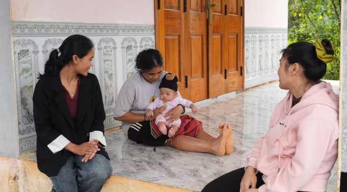 Chị Y Lạnh (sinh năm 2000, ngoài cùng bên trái), Trưởng thôn Vai Trang, xã Đăk Long thăm hỏi người dân trong thôn.