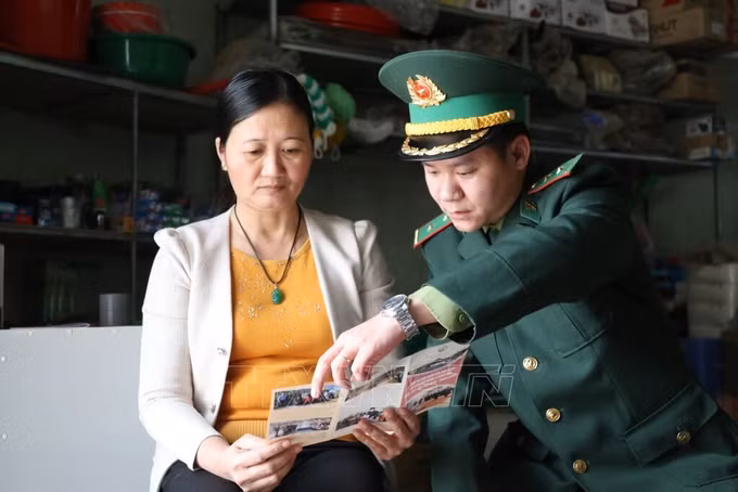 Cán bộ Đồn biên phòng Na Hình (Lạng Sơn) tuyên truyền nhân dân địa bàn về pháp luật biên giới, phòng chống xuất nhập cảnh trái phép. Ảnh tư liệu: Quang Duy/TTXVN