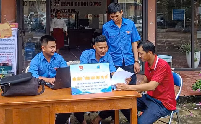 Đoàn viên thanh niên trực tiếp xuống các xã, phường phối hợp với chính quyền cơ sở trong việc hỗ trợ người dân tiếp cận, sử dụng hiệu quả các dịch vụ công trực tuyến. Ảnh: TTXVN phát