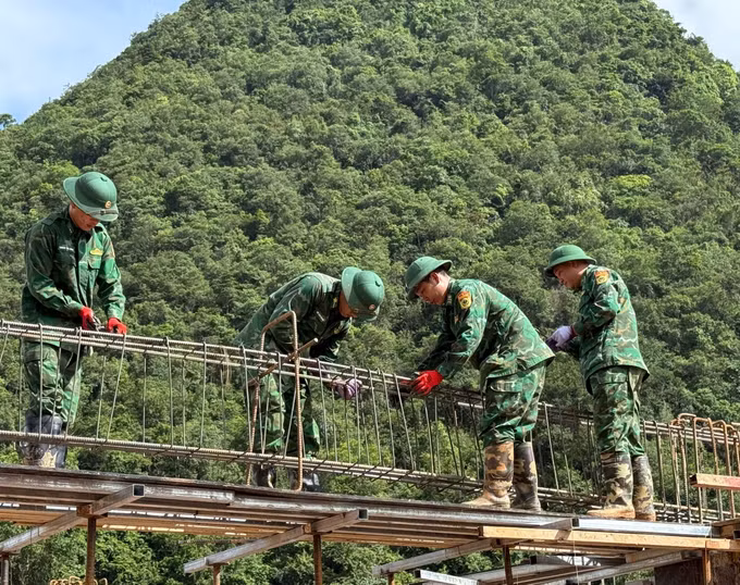 Cán bộ chiến sĩ Đồn Biên phòng cửa khẩu Pác Bó tham gia hỗ trợ xây dựng trường học liên cấp. Ảnh: Chu Hiệu/TTXVN