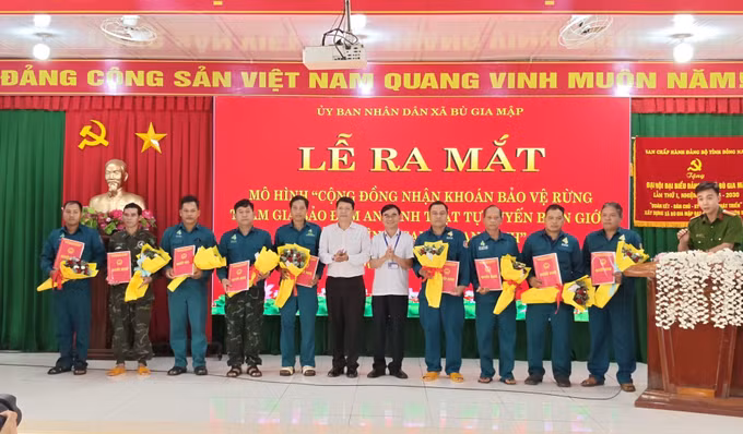 Lãnh đạo xã Bù Gia Mập Trần Lâm trao quyết định mô hình “Cộng đồng nhận khoán bảo vệ rừng tham gia bảo đảm an ninh, trật tự tuyến biên giới”.