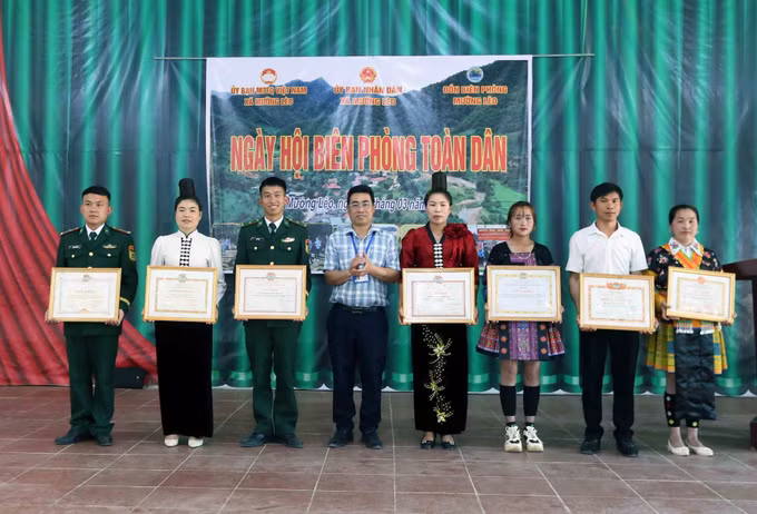 Tặng Giấy khen của Chủ tịch Ủy ban nhân dân xã Mường Lèo cho tập thể và các cá nhân.