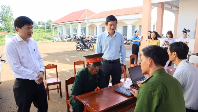 Ông Nguyễn Thanh Tùng, Chủ tịch UBND xã Bù Đăng, tỉnh Đồng Nai (áo trắng) đang trực tiếp trao đổi, nắm bắt tâm tư, nguyện vọng của người dân.
