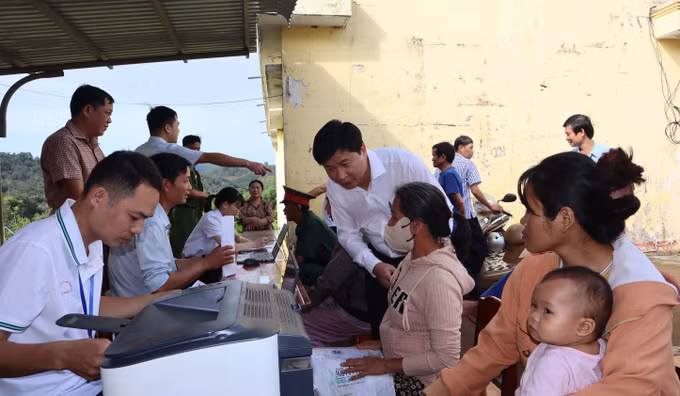 Ông Nguyễn Thanh Tùng, Chủ tịch UBND xã Bù Đăng, tỉnh Đồng Nai (áo trắng) đang trực tiếp trao đổi, nắm bắt tâm tư, nguyện vọng của người dân.