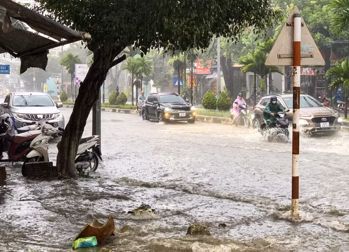 Đường Phan Đình Phùng (đường Hồ Chí Minh đoạn qua phường Kon Tum) ngập sâu sau cơn mưa chiều 10/8/2025.