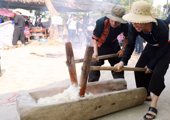 Để làm ra được những chiếc bánh giầy vừa dẻo thơm ngon cần có sự kết hợp của các chàng trai to khỏe để giã.