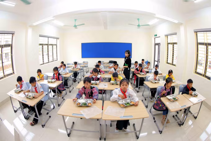 Giờ ăn trưa tại lớp học của Trường phổ thông nội trú Tiểu học và Trung học cơ sở Yên Sơn mới được khánh thành. Ảnh: Quang Quyết/TTXVN