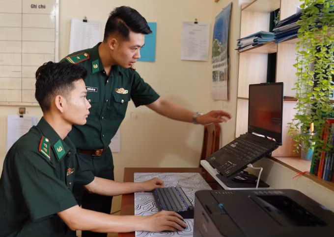 Cán bộ trực ban Đồn Biên phòng Sin Suối Hồ kiểm tra, tiếp nhận thông tin tố giác tội phạm qua hòm thư điện tử tới đơn vị. Ảnh: Quý Trung/TTXVN