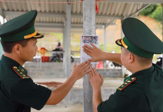 Dán mã QR tại chợ của xã Sin Suối Hồ để người dân dễ tiếp cận nhăm tố giác tội phạm tới hòm thư của đơn vị. Ảnh: Quý Trung/TTXVN