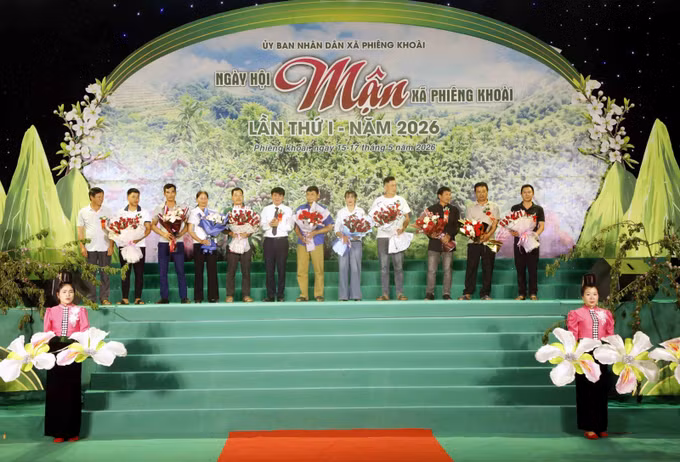 Lãnh đạo xã Phiêng Khoài tặng hoa tri ân người trồng mận trên địa bàn xã.