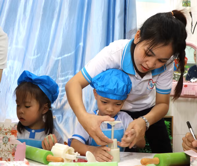 Các cháu thiếu nhi tại Trường mầm non Họa Mi (phường Buôn Ma Thuột, tỉnh Đắk Lắk), tham gia hoạt động làm bánh trung thu.