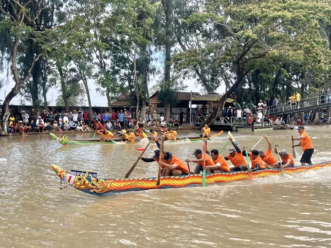 Đua ghe ngo mini thường được tổ chức nhân các dịp lễ, tết của đồng bào Khmer tại chùa Cái Giá giữa (xã Hưng Hội, huyện Vĩnh Lợi). Ảnh: TTXVN phát