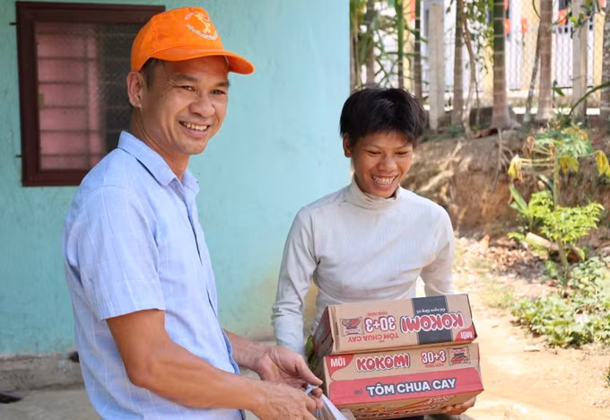 Ông Nguyễn Quang Thế trao quà cho người khuyết tật.