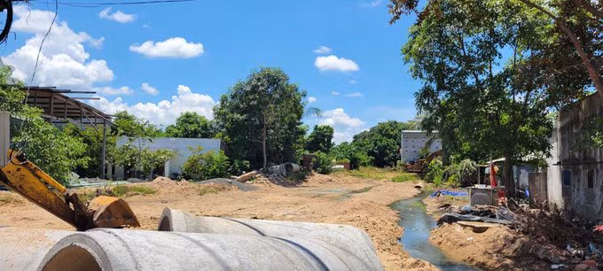 Dự án đường nội thị phường Ayun Pa, tỉnh Gia Lai, bị ách tắc do chưa thống nhất được phương án bồi thường đất và nhà cho hộ ông Nguyễn Trọng Nhuệ. Ảnh: Hoài Nam/TTXVN