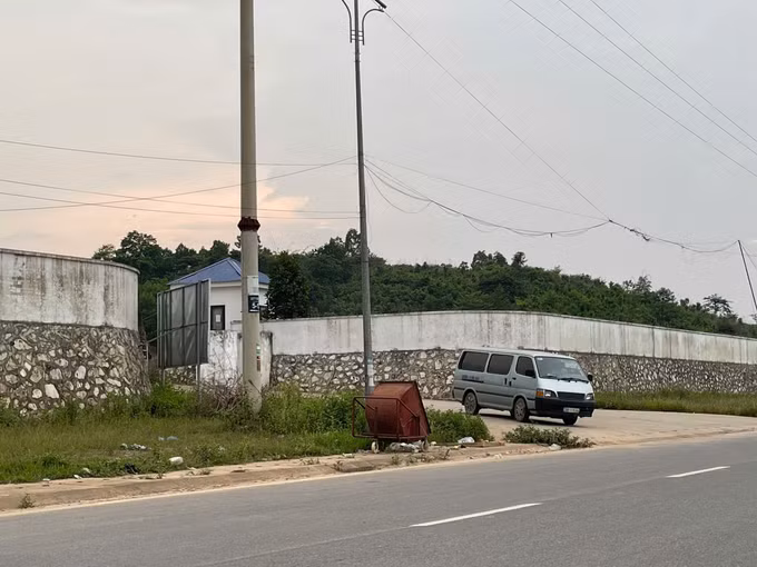Ghi nhận của phóng viên chiều ngày 7/5, tiếng máy móc vang vọng trong khu vực nhà máy; ô tô, xe máy ra vào nhà máy tấp nập.