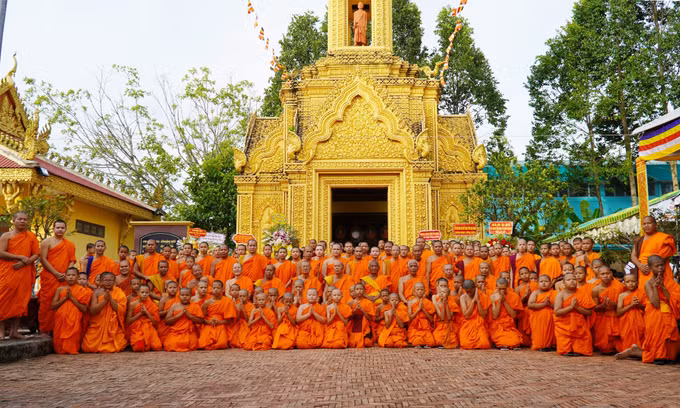 Các vị Hòa thượng, Đại đức, sư sãi chụp ảnh lưu niệm trước Tháp thờ 4 vị Hòa thượng, liệt sĩ.