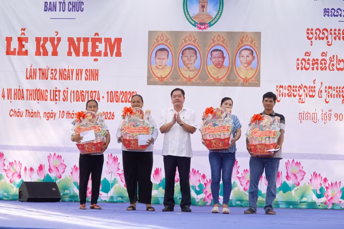 Lãnh đạo Đảng ủy xã Châu Thành tặng quà cho đại diện gia đình 4 vị Hòa thượng, liệt sĩ.