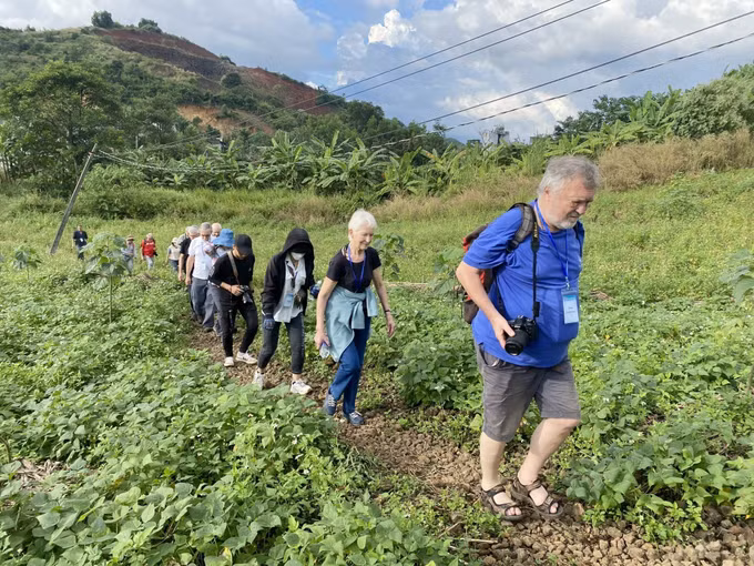 Hoạt động tìm hiểu các giá trị về địa chất và thiên nhiên trong vùng Công viên Địa chất toàn cầu UNESCO Đắk Nông (tỉnh Lâm Đồng). Ảnh: TTXVN phát