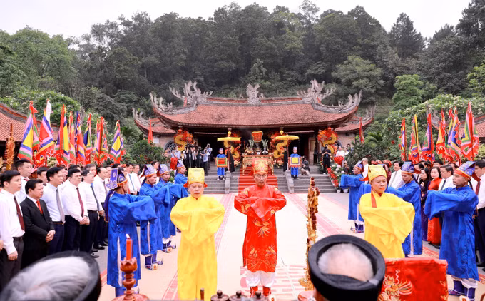 le-hoi-den-hung.jpg