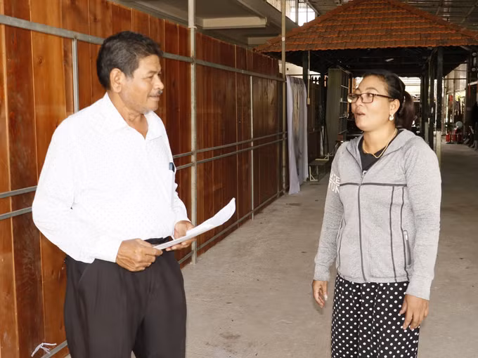 Ông Thạch Bình tuyên truyền việc gìn giữ văn hóa dân tộc Khmer với gia đình chị Lâm Thị Xuyến.