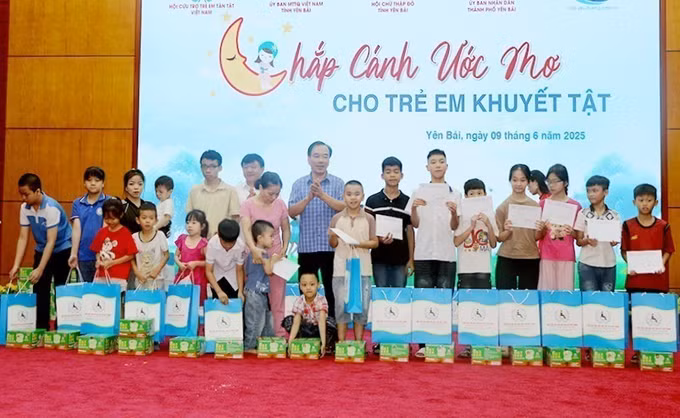 Tặng quả trẻ em khuyết tật tỉnh Yên Bái trong chương trình. Ảnh: TTXVN phát