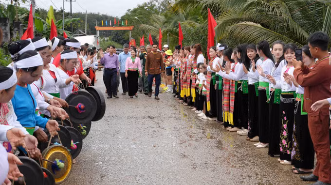 Người Mường ở thôn Hào Lý, xã Sa Loong đón khách đến mừng Ngày hội làng Mường.
