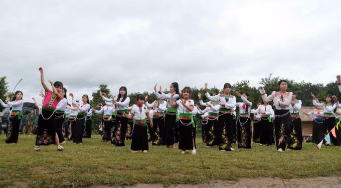 Các tiết mục múa tại Ngày hội làng Mường.