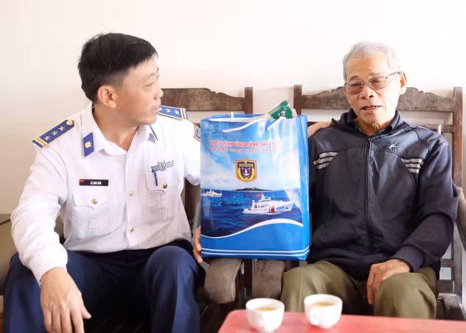 Thượng tá Lê Anh Sơn, Chính ủy Hải đoàn 11 (Bộ Tư lệnh Vùng Cảnh sát biển 1) thăm hỏi động viên gia đình thương binh Lê Công Hằng, thôn Lũng Đầu, xã Đông Thái Ninh, tỉnh Hưng Yên. Ảnh: Thế Duyệt/TTXVN
