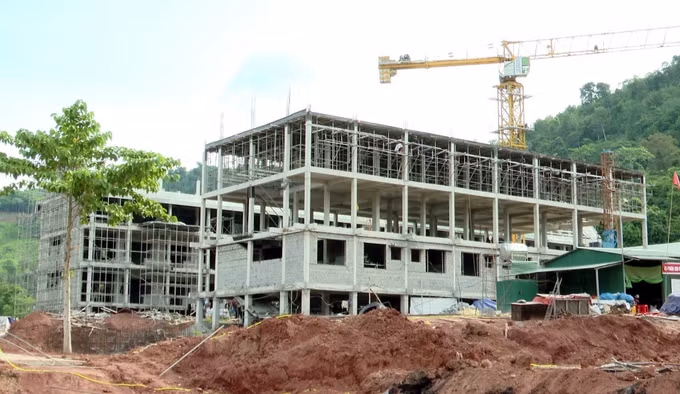 Công trường xây dựng các trường phổ thông dân tộc nội trú liên cấp tại Quảng Trị.