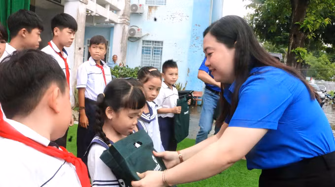 Chị Thị Phương Hồng, Phó Bí thư thường trực Tỉnh Đoàn, Chủ tịch Hội LHTN Việt Nam tỉnh An Giang trao quà cho học sinh.