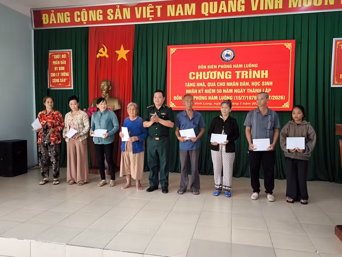 Đồn Biên phòng Hàm Luông trao quà cho người dân khó khăn tại địa phương.