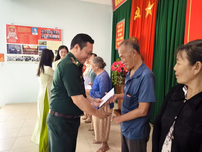 Đồn Biên phòng Hàm Luông trao quà cho người dân khó khăn tại địa phương.