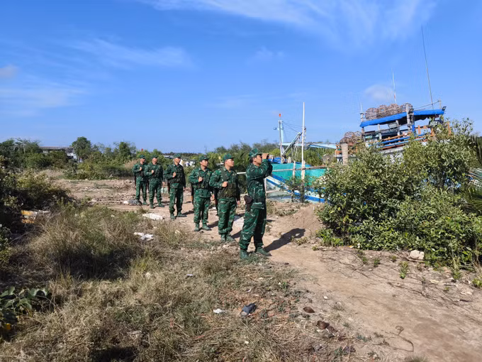 Chiến sĩ Đồn Biên phòng Hàm Luông tuần tra bảo vệ biên giới biển.