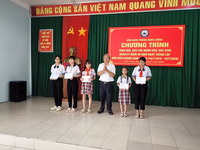 Đồn Biên phòng Hàm Luông trao kinh phí hỗ trợ học sinh tiếp sức đến trường.