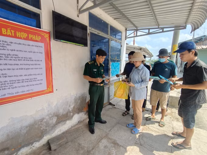 Đồn Biên phòng Hàm Luông tuyên truyền phòng chống khai thác IUU cho ngư dân.
