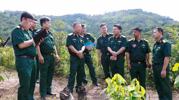 Thiếu tướng Nguyễn Quốc Hương khảo sát thực địa khu vực trồng vườn dược liệu. Ảnh: TTXVN phát