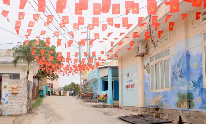 Những con hẻm nhỏ trên xã đảo Nhơn Châu được trang hoàng cờ hoa rực rỡ.