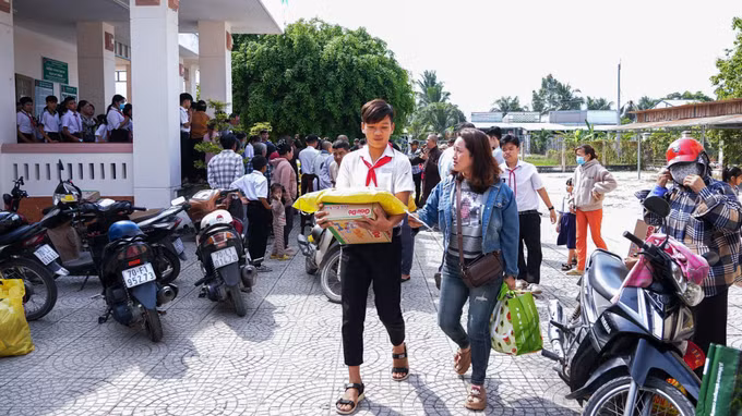 Học sinh xã Phước Chỉ, tỉnh Tây Ninh phấn khởi nhận quà Tết, mang theo niềm vui và sự động viên trước thềm Xuân Bính Ngọ 2026.