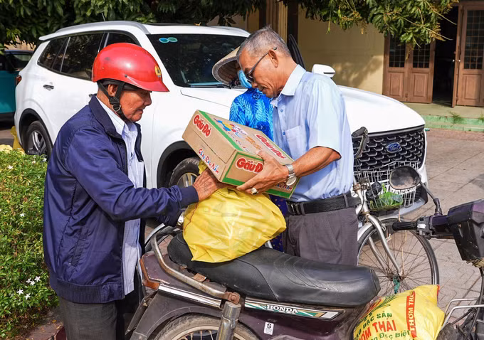 Cán bộ Hội Bảo trợ người khuyết tật, người nghèo và bảo vệ quyền trẻ em tỉnh Tây Ninh trao quà Tết cho người dân có hoàn cảnh khó khăn trên địa bàn.