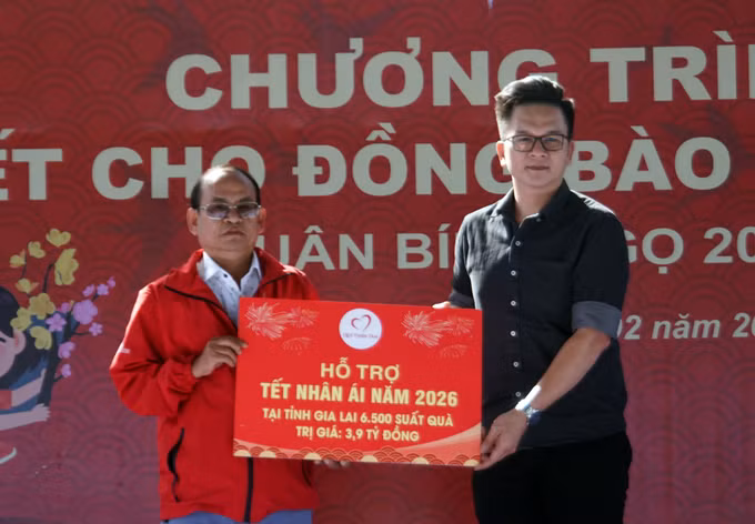 Đại diện Quy Thiện tâm trao bảng tượng trưng quà tặng cho hội chữ thập đỏ tỉnh Gia Lai tại chương trình. Ảnh: Trịnh Bang Nhiệm/TTXVN